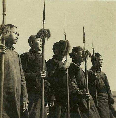 老照片他们高举红缨枪帮日军对付抗日根据地