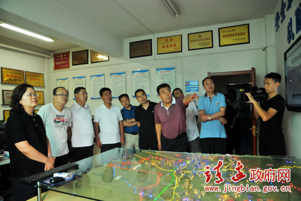 所到之处,贺湘如一行认真听取了各相关负责人的汇报,现场抽查了我县