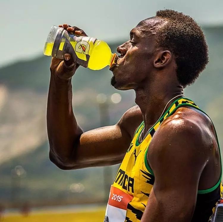 什么时候只需要喝淡水,什么时候需要喝运动饮料?