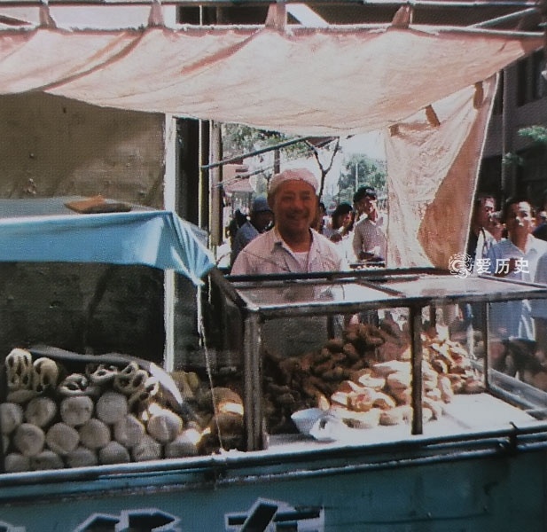 70年代末的天津和平路上广告林立儿童医院里护士好漂亮