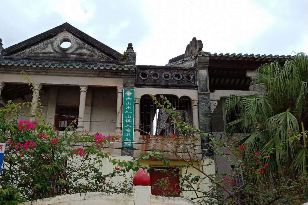 (楼下是台山市不可移动文物崇礼学校旧址)参观饱经风霜的卫生站行走在