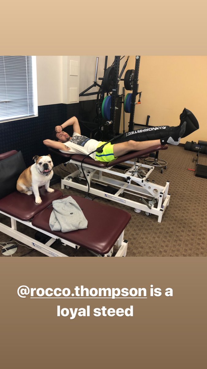 克莱和前女友劳拉一起看球,正式和好 现在左有rocco右有女友!