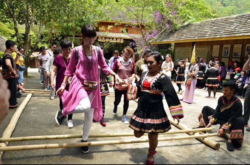 亭楼倚林鸟语花香,环境雅致其林木苍翠,遮天蔽日福缘山庄位于曲靖至