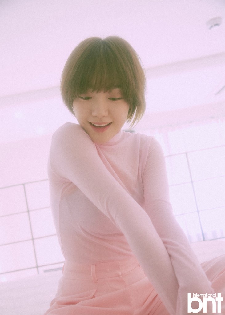 苏珠妍拍摄bnt写真 粉红色调衬托温柔性感