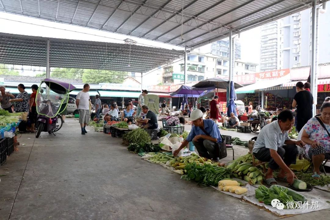 道路变成菜市场后续追踪报道为流动商贩筑巢安家文明市场看得见