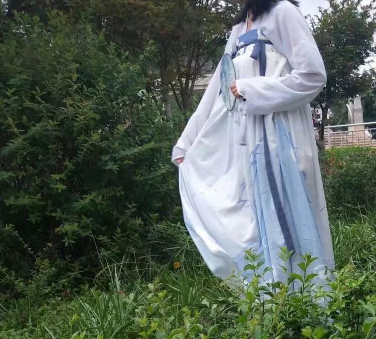 汉服是中国女性最美的服装,让我们共筑会东汉服之美,风里雨里,我们在