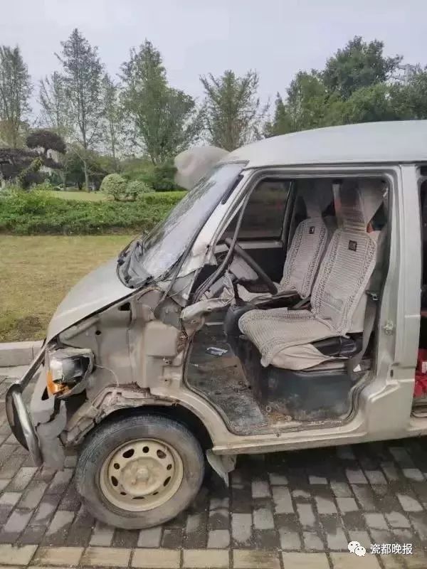 神車景德鎮這輛五菱麵包車連門都沒有還敢上路開