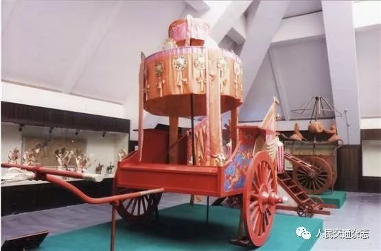 到了汉朝,车子已经有了很大的发展和变化,单辕车逐渐减少,双辕车逐渐