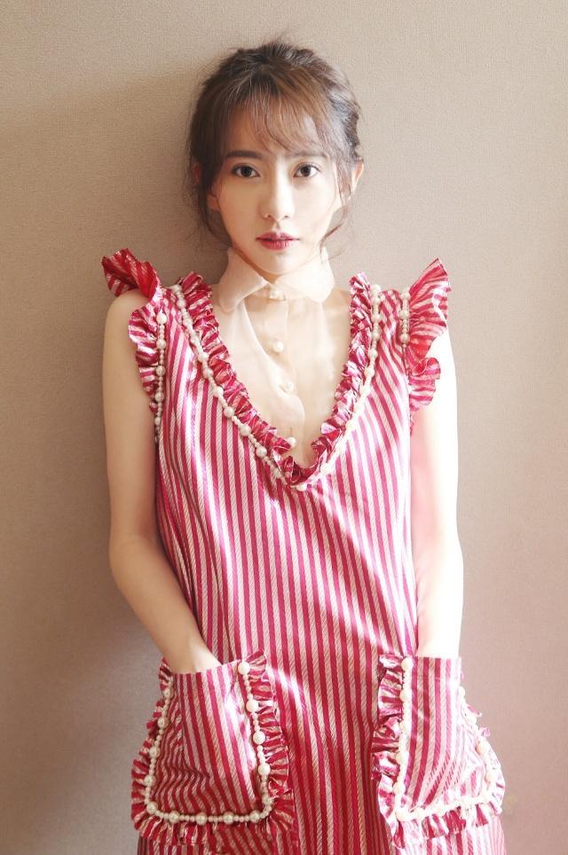 "诺澜"刘萌萌,条纹背心搭补丁裤亮相,男友白宇视角下美如少女_身材