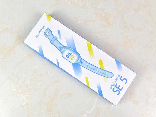 360儿童手表se5的包装盒感觉比较单薄,包装盒正面是360儿童手表se5的