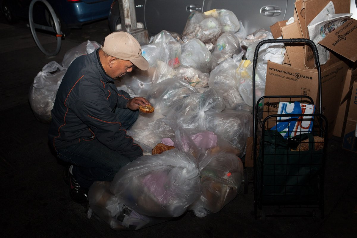 其中他们发现,里面有很多食物完好无损,但却被当作垃圾扔掉,让他们