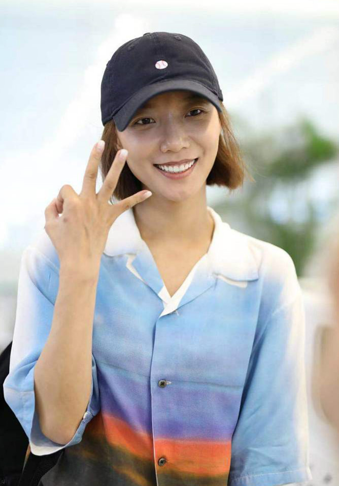 王珞丹素颜现身搭配休闲时尚,穿变色衬衫很吸睛