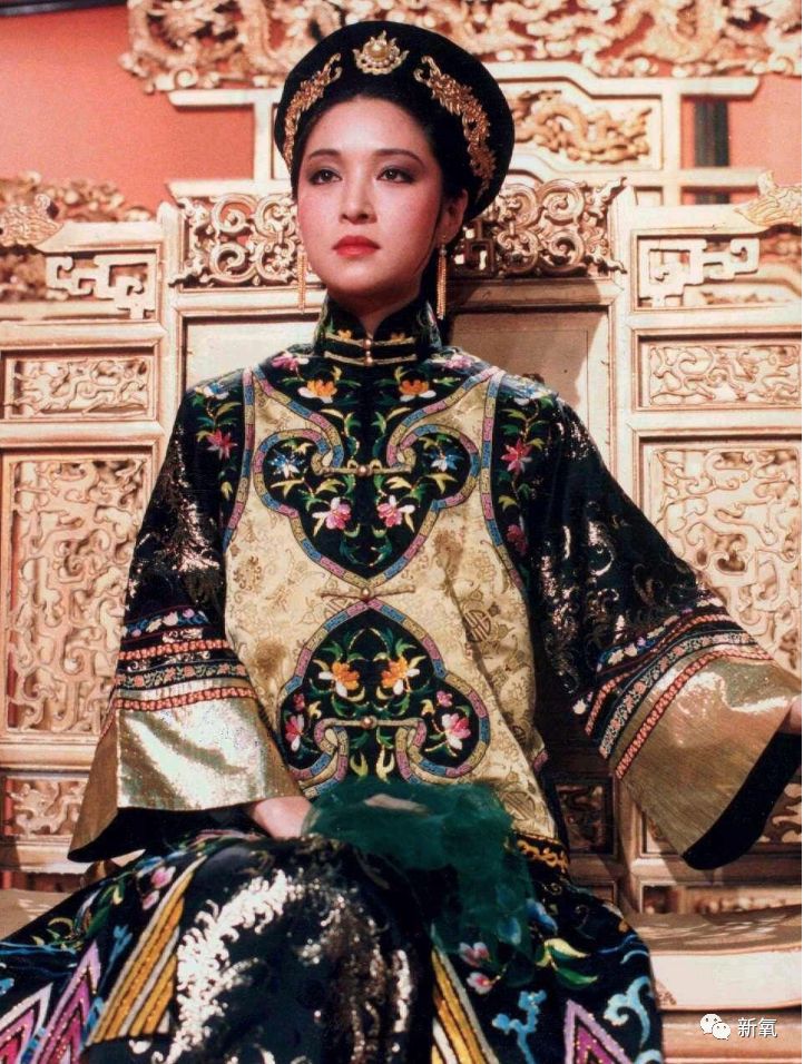 以当时较为落后的医美技术,三十多岁的胡因梦皮肤能紧实到这种程度,真