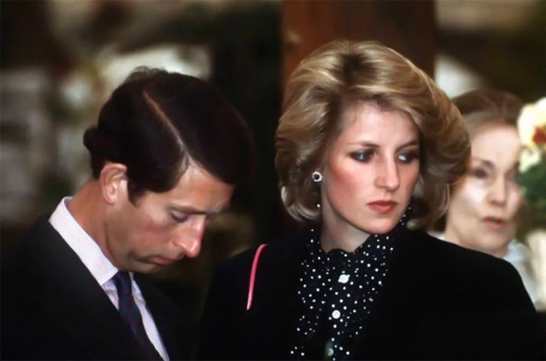 89年查尔斯与卡米拉的电话门被曝光后尴尬的王子想到死