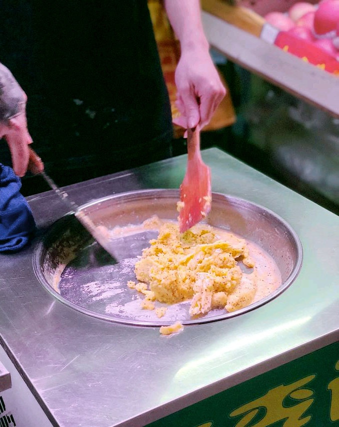 一直很多人排队的一家炒冰老店,出品要等很久,因为需要将水果榨成果昔