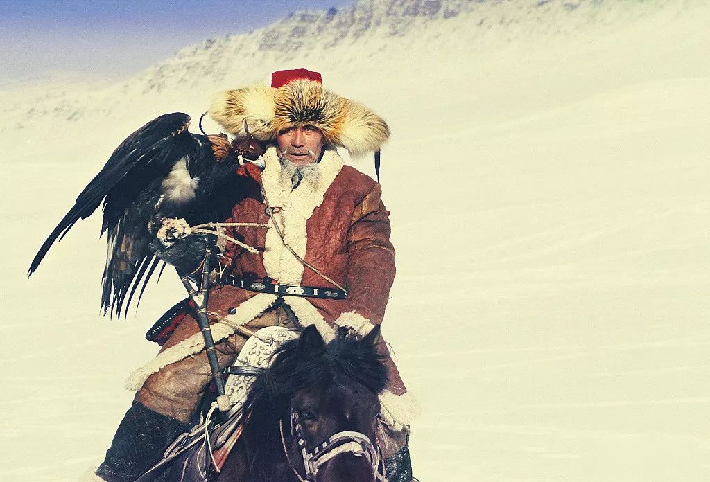 柯尔克孜族的马上运动和马上竞技项目十分丰富,如赛马,走马赛,马背