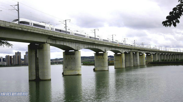 绵阳的桥|涪江高铁大桥:迎送南来北往的旅客