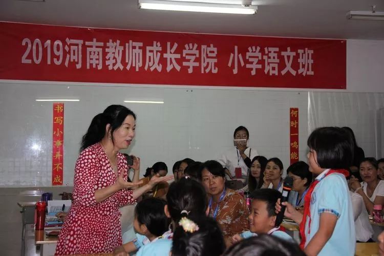 凤霞班最终,闫学导师用温情而理性的声音为这段插曲画了休止符:红领巾