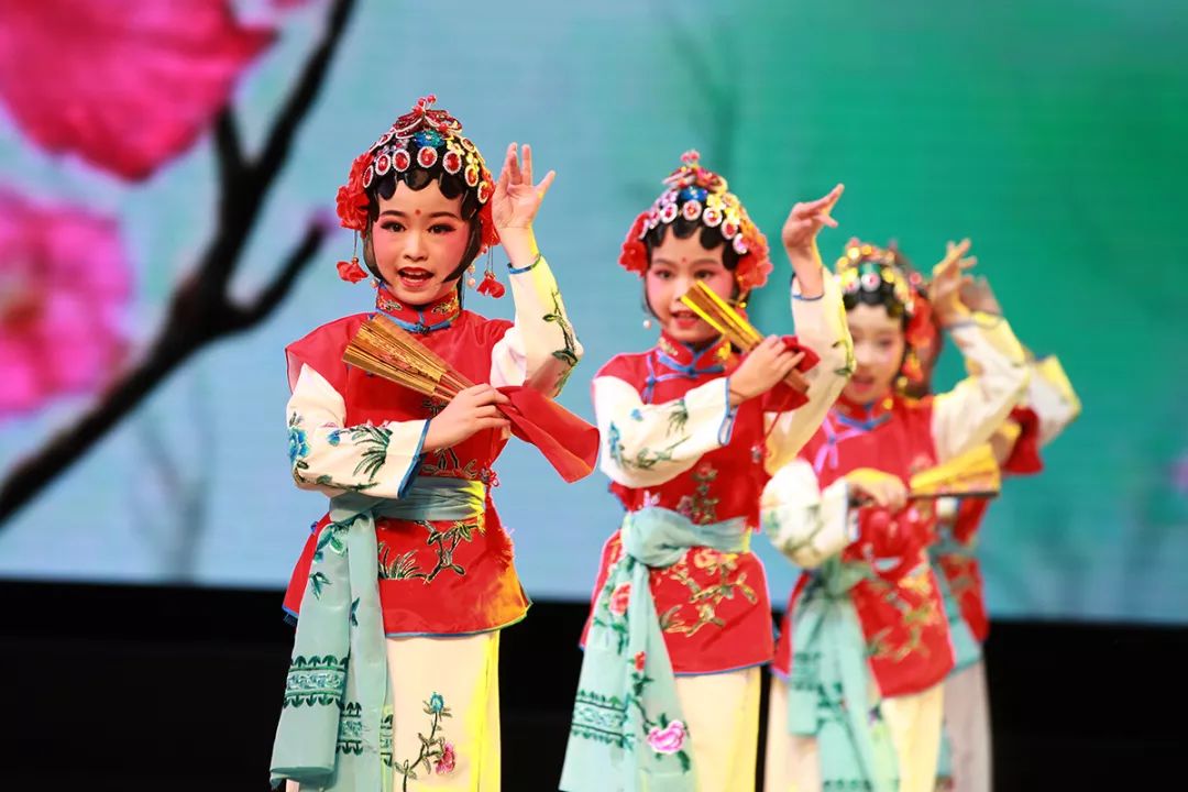 在2019年第二十三届中国少儿戏曲小梅花集体节目荟萃展演中