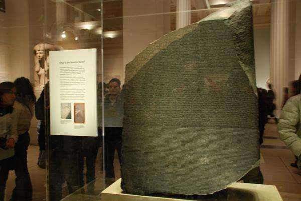 埃及学之父商博良破译罗塞塔碑上失传约1500年的象形文字