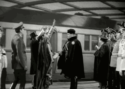 二战时,奉行纳粹主义的墨索里尼认为这种传统很不雅,随即打出"为了