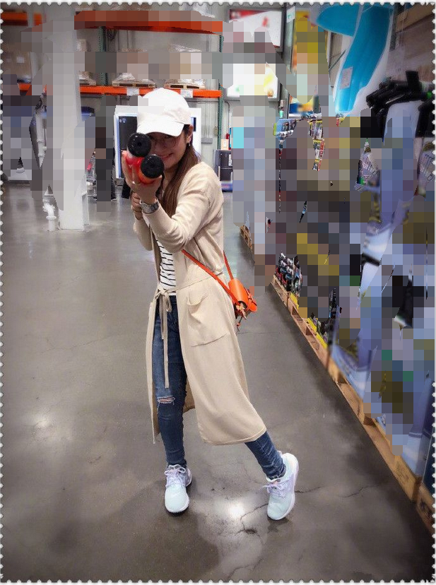 任家萱很调皮呢,一件浅色的风衣很优雅呢蓝色的紧身牛仔裤搭配浅绿色