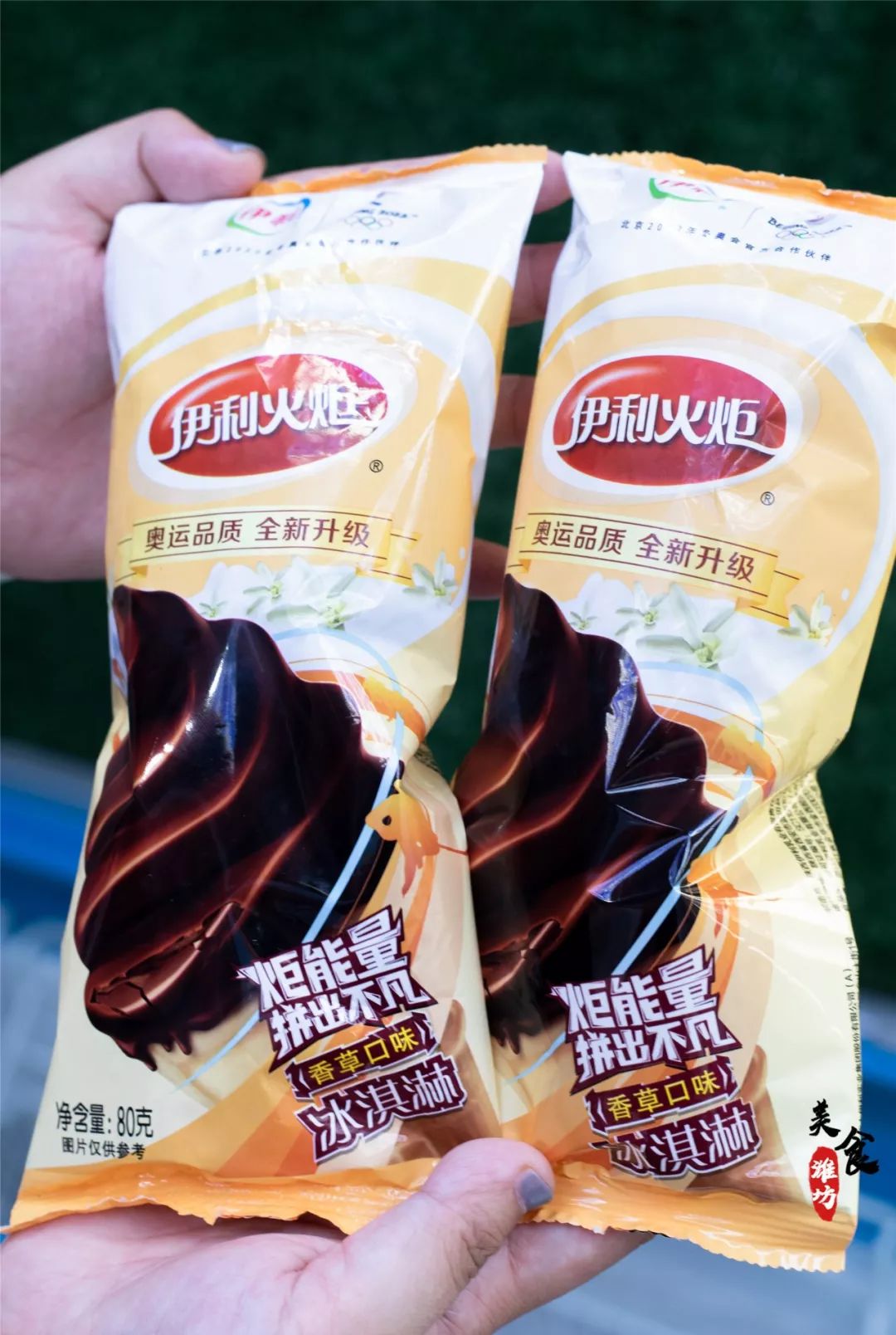 不大的空间被7台冰柜填满,火炬雀巢单晶冰块雪丸子……空气中浮起魔幻