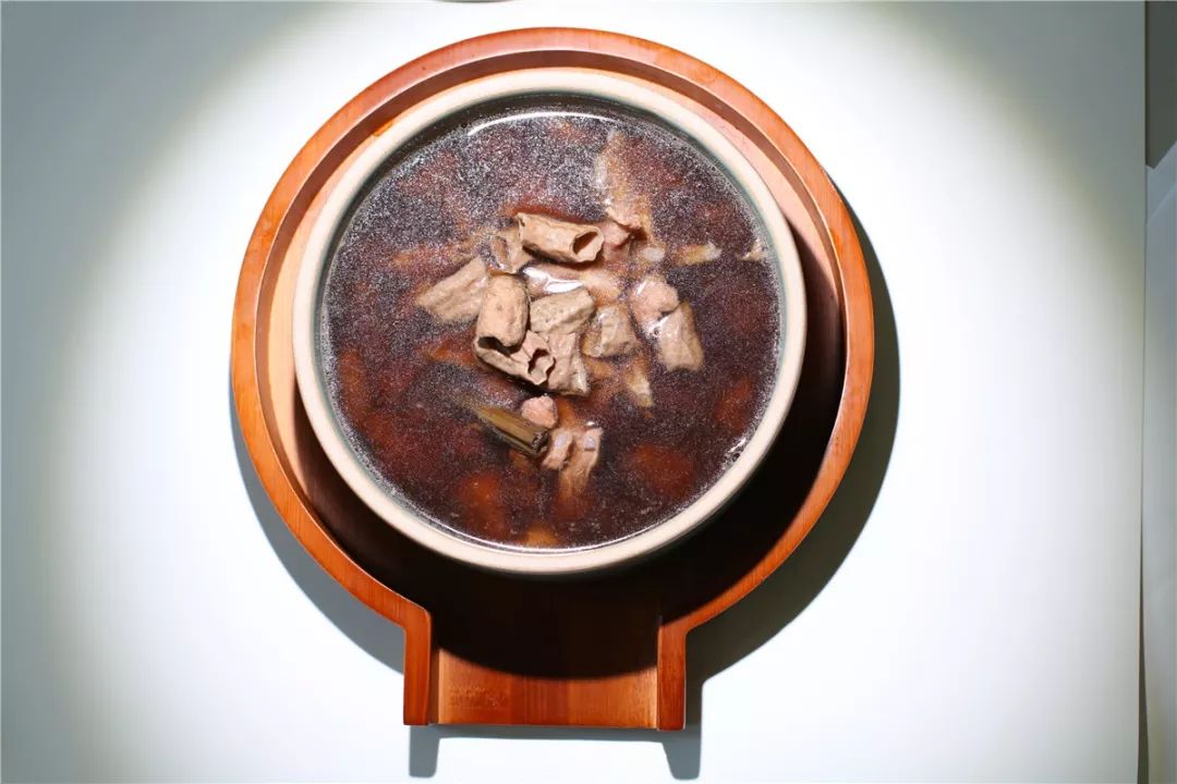 膳食:养颜美容的猪手拈花,养生太极羹,一品粥,补脾养胃的过饥草小肠汤