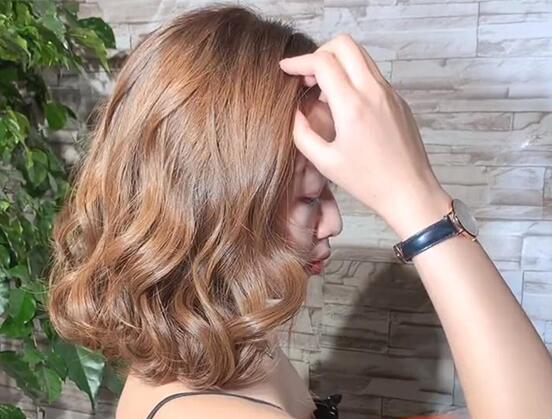 夏季短发:奔4的女人卷发更好看!特别是头发少的人_发型