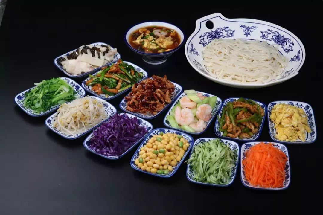 天津民俗文化学者张显明特别提到,天津卫吃捞面讲究菜码必须齐全,"红