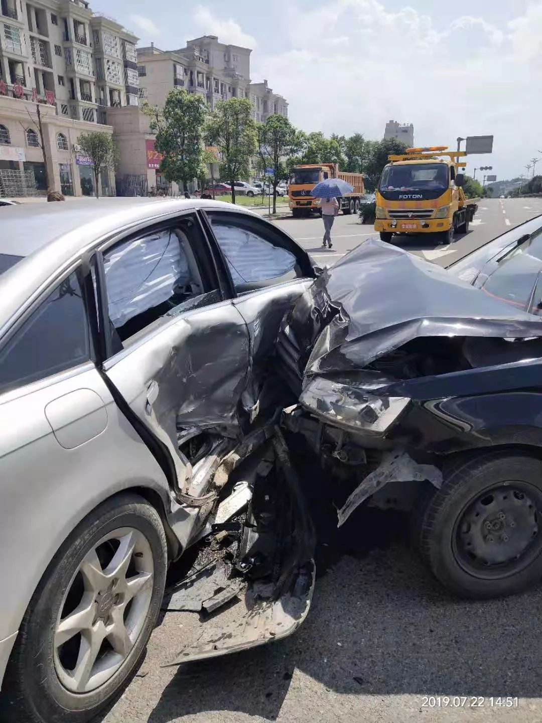 遂川云岭新城发生一起交通事故,两车相撞,车身被撞严重变形!