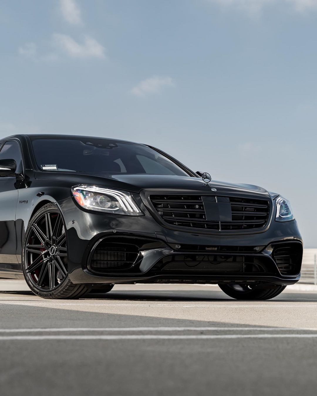 黑色的车身涂装 梅赛德斯amg s63海外实车