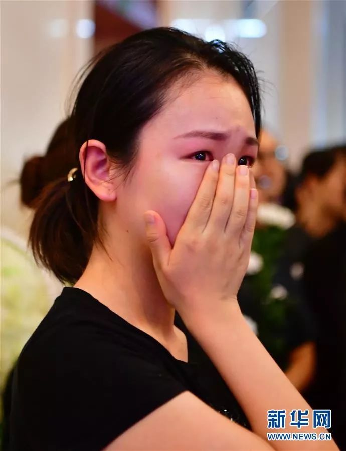 送别高至凡,厦门六中师生唱响《夜空中最亮的星》,请在天堂继续歌唱.