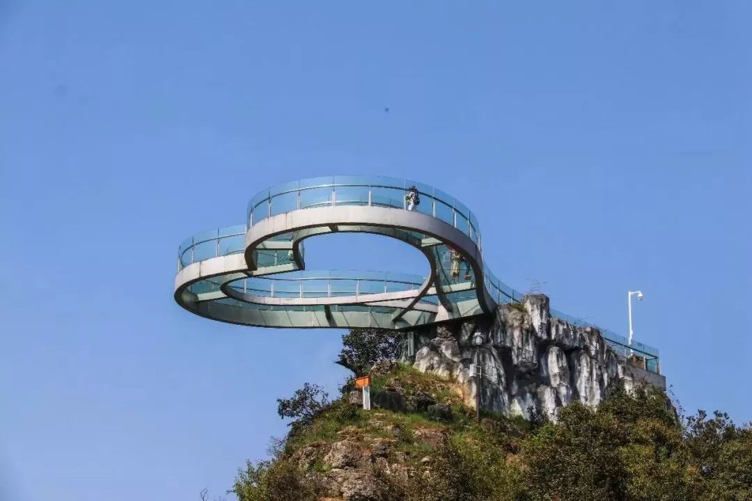 这里山清水秀,鸟语花香,有独特的心形观景台,两峰对望,牵人心扉;有别