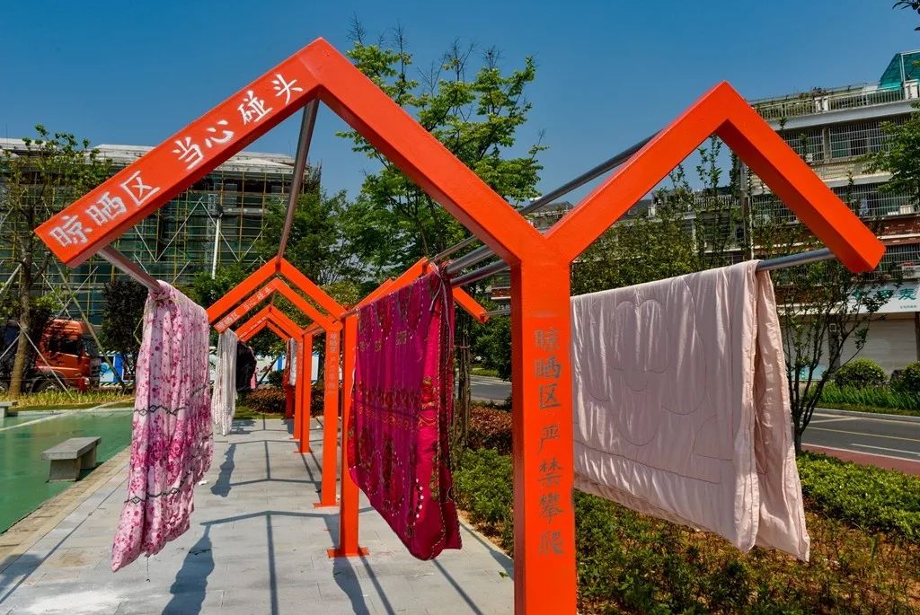 公共晾衣架既美化了社区的公共环境,也拉近了社区与居民之间的距离,既