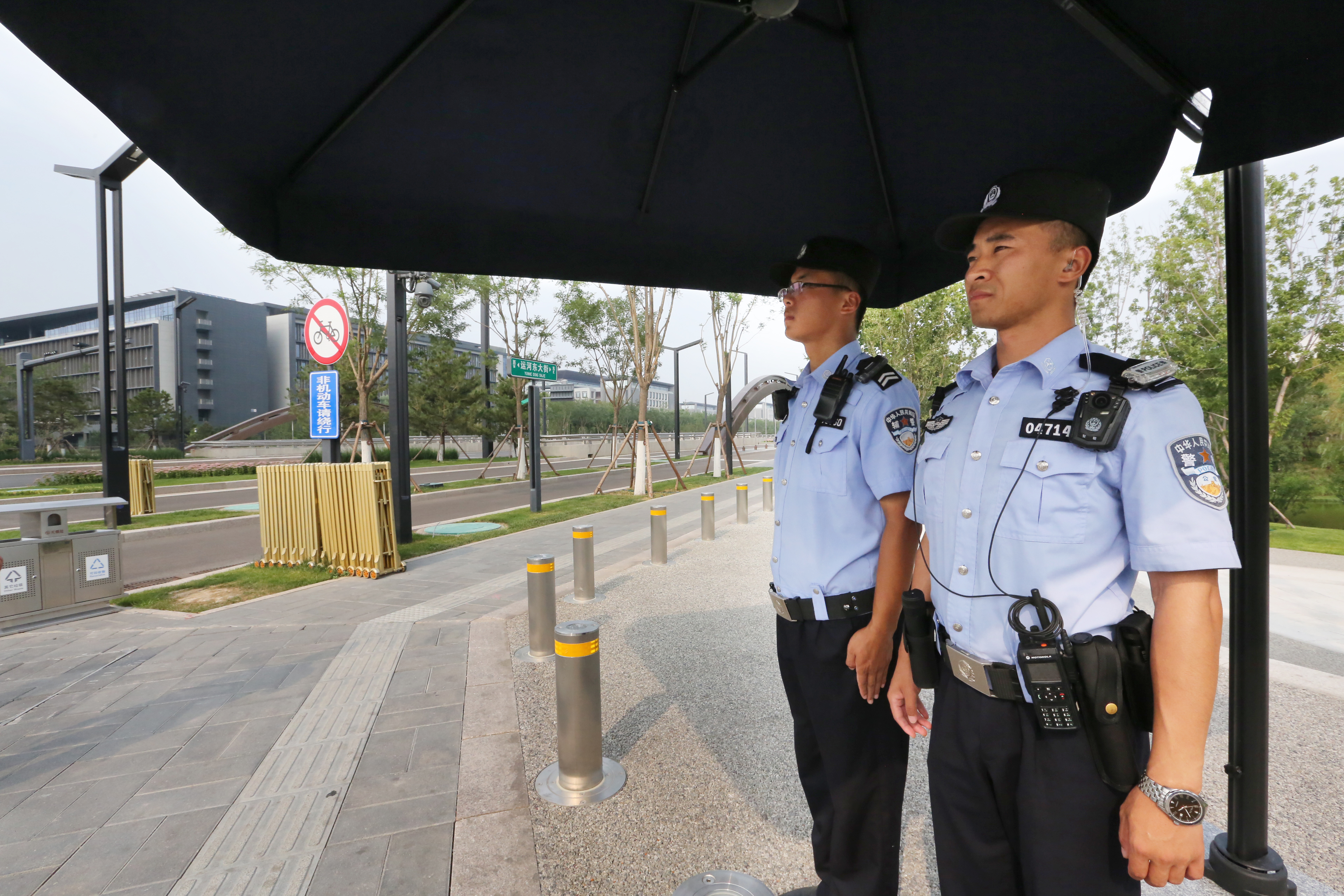 近日,北京持续高温天气,路面地表温度最高可达50摄氏度,这给户外工作