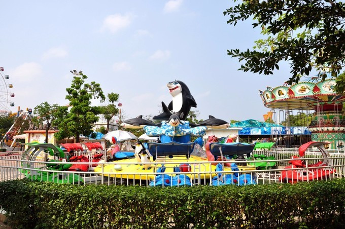 白沙 门儿童游乐园:设有"过山车","遨游太空","摇头飞椅","狂车飞舞"