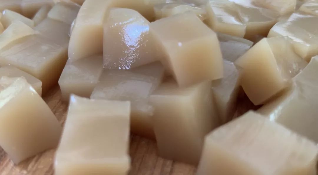 传统工艺制作的榛子豆腐口感q弹爽口,可以根据个人喜好加糖,醋食用,吃