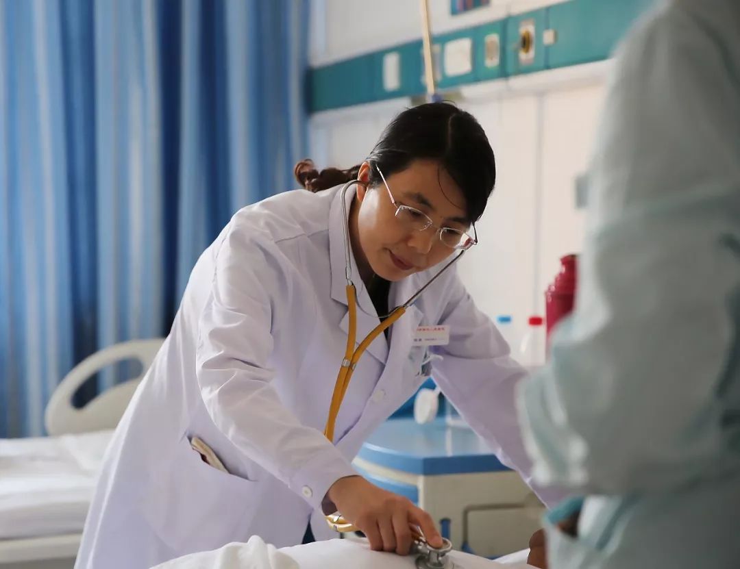 表扬了神经内科一病区李桂英大夫,称她是一位名副其实的"人民好医生"