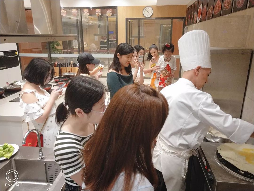 小伙伴们冒着大雨来到美味学院,先是在师傅的带领下学习做煎饼果子~上