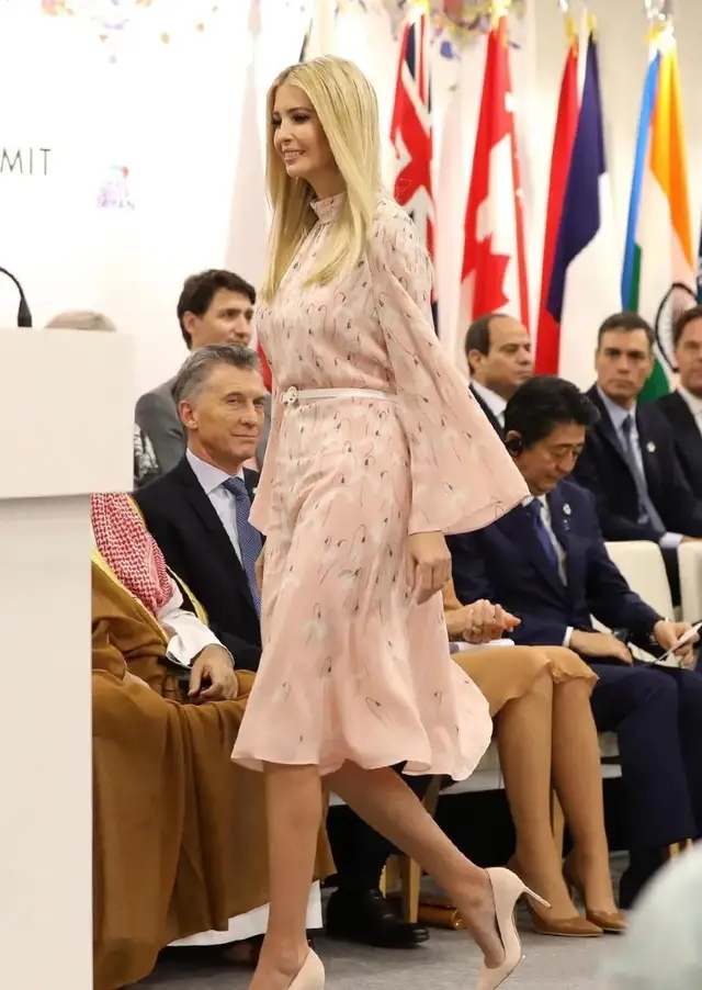 比如在今年的g20峰会上,在以黑白灰为主体的男生大军中,伊万卡一袭