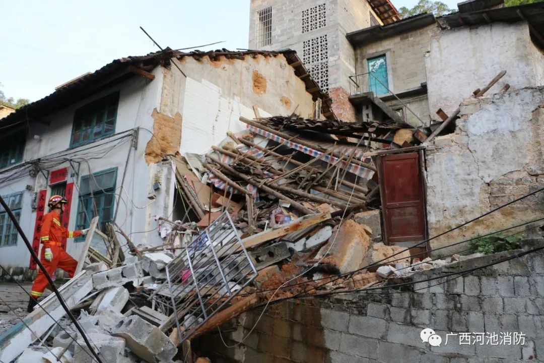 瓦房突然倒塌,致1人被困!消防员徒手挖掘救出