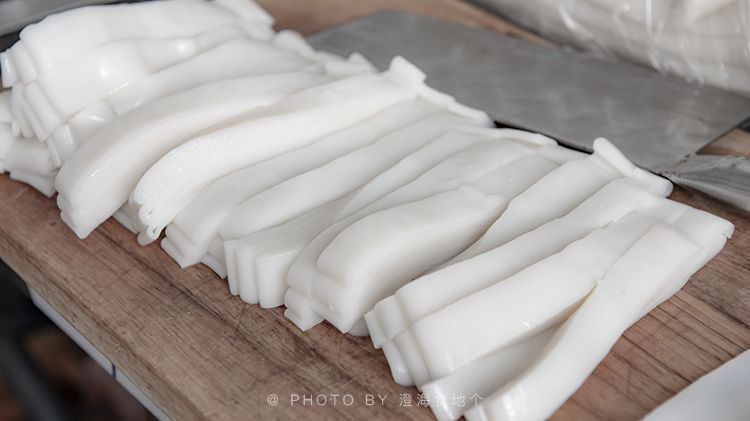 这些人熬夜肠胃也不好,与机器切的粿条相比,手工粿条吃完不会胃痛.