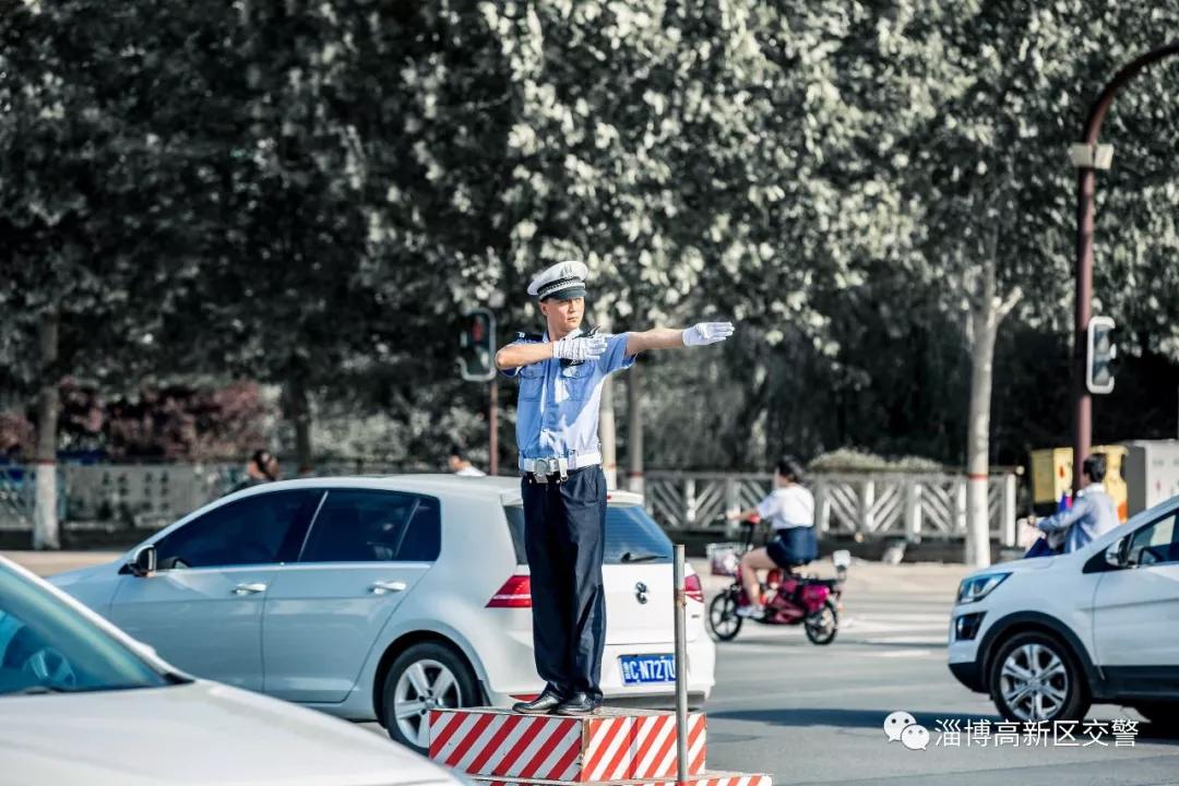 一起来看看高新区交警的执勤"硬照"彰显高新区交警的素质和形象.