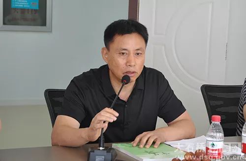 我市农民书画家协会会长马庆邦和海城市苏氏正骨医院院长苏纪权共同为