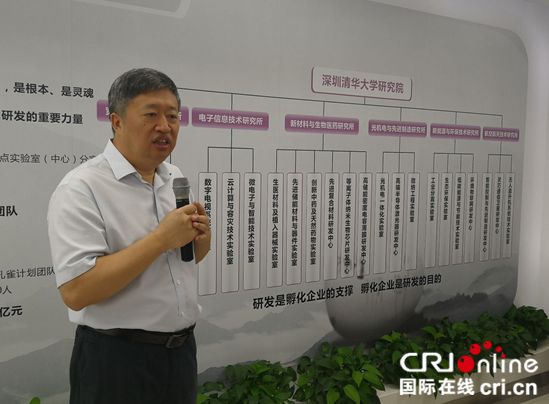 深圳清华大学研究院院长嵇世山向记者们作介绍