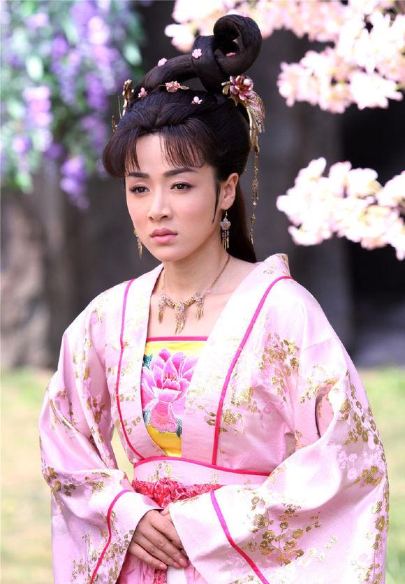 《仙剑3》的圣姑,与于正合作过6次,19岁出道26岁嫁给童星谢苗_何彦霓