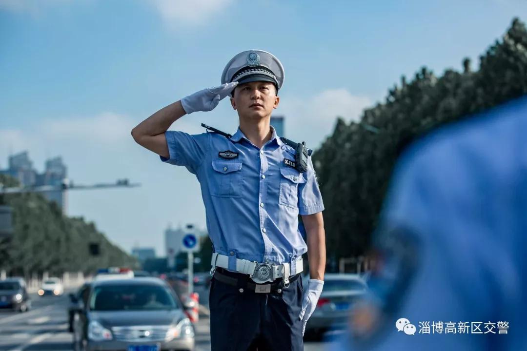 一起来看看高新区交警的执勤"硬照"彰显高新区交警的素质和形象.
