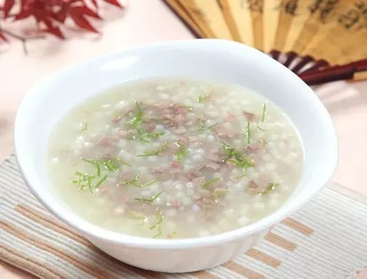 淮扬菜讲究的就是"淮产烹淮菜",改革开放前,烩皮肚作为喜宴"头菜"一统