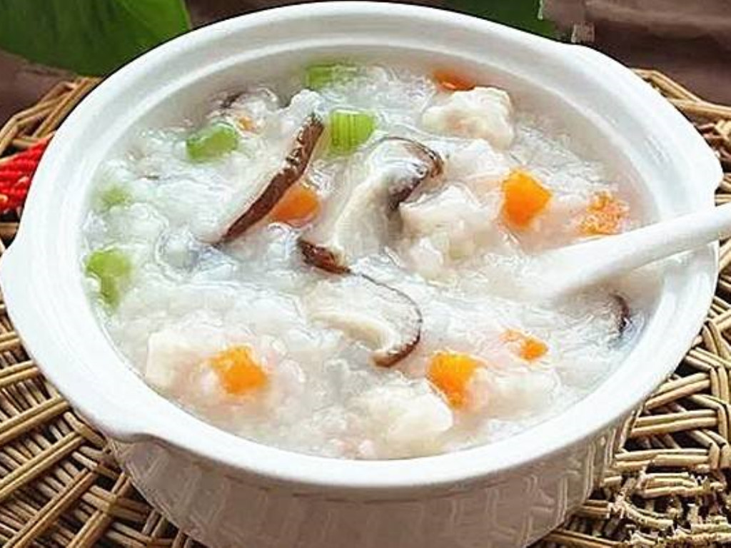 第一,香菇鸡肉粥营养专家提醒,夏季应该适当为孩子增加食物种类,以